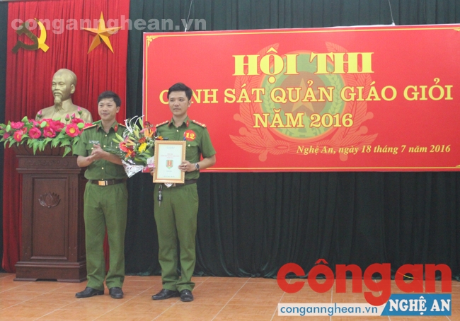 Đồng chí Thiếu tá Nguyễn Công Dung, Phó giám thị Trại tạm giam trao giải 3