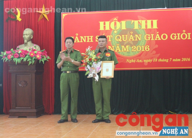 Đồng chí Đại tá Trần Sỹ Phàng, Giám thị Trại tạm giam trao giải nhì