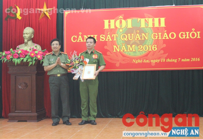 Đồng chí Đại tá Hồ Văn Tứ, Phó giám đốc Công an tỉnh trao giải nhất