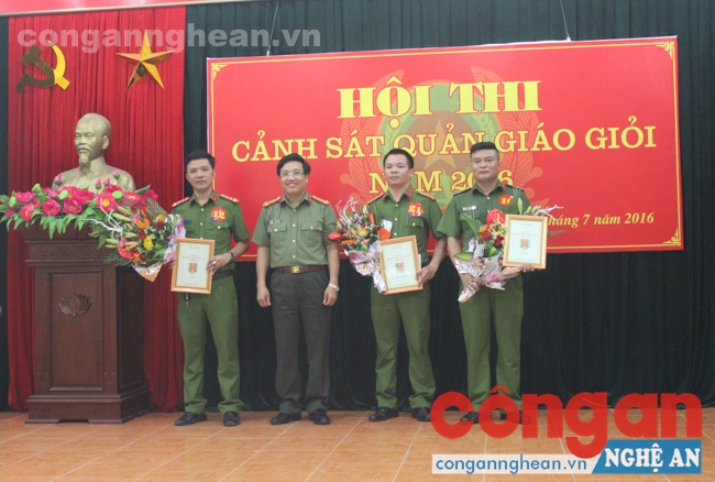 3 thí sinh đạt giải cao nhất chụp ảnh lưu niệm cùng đồng chí Hồ Văn Tứ