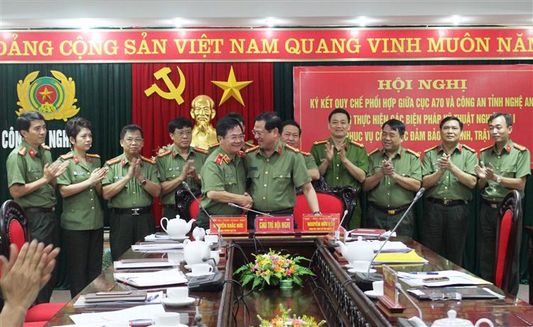 Đồng Thiếu tướng Nguyễn Khắc Đức, Cục trưởng Cục A70 và Đại tá Nguyễn Hữu Cầu, Giám đốc Công an tỉnh Nghệ An ký kết quy chế phối hợp