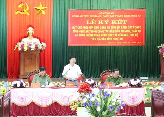 Đồng chí Nguyễn Văn Thông, Phó Bí thư Tỉnh ủy phát biểu chị đạo tại hội nghị