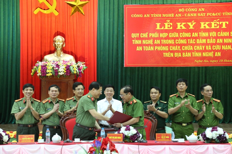 Đồng chí Đại tá Nguyễn Hữu Cầu, Giám đốc Công an tỉnh và Đồng chí Đại tá Hồ Sỹ Tuấn, Giám đốc Cảnh sát PC&CC ký kết quy chế phối hợp 