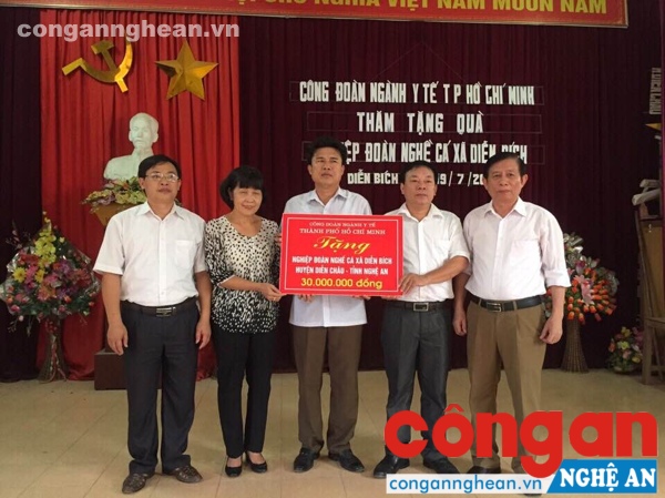 Công đoàn y tế Thành phố Hồ Chí Minh phối hợp Liên đoàn Lao động Nghệ An trao tặng 30 triệu đồng cho các nghiệp đoàn nghề cá xã Diễn Bích