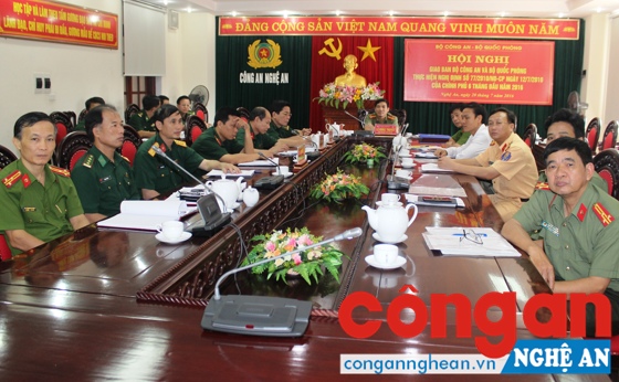 Đồng chí Đại tá Lê Khắc Thuyết, Phó Giám đốc Công an tỉnh và các đại biểu tại hội nghị giao ban  trực tuyến.