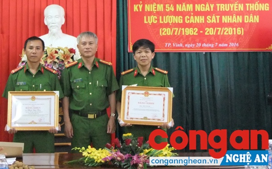 Trao Bằng khen của Bộ trưởng Bộ Công an và của Chủ tịch UBND tỉnh Nghệ An cho 2 cá nhân.