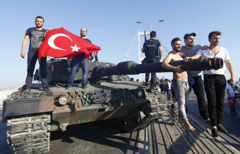 Người dân Thổ Nhĩ Kỳ đứng trước một chiếc xe tăng của phe đảo chính. Ảnh AP
