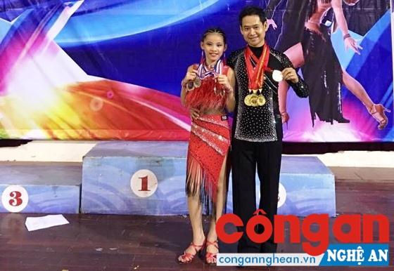 Nguyễn Lam Trúc Linh nhận giải cùng thầy tại cuộc thi Giải khiêu vũ thể thao cup               các CLB TP Hải Phòng mở rộng năm 2016