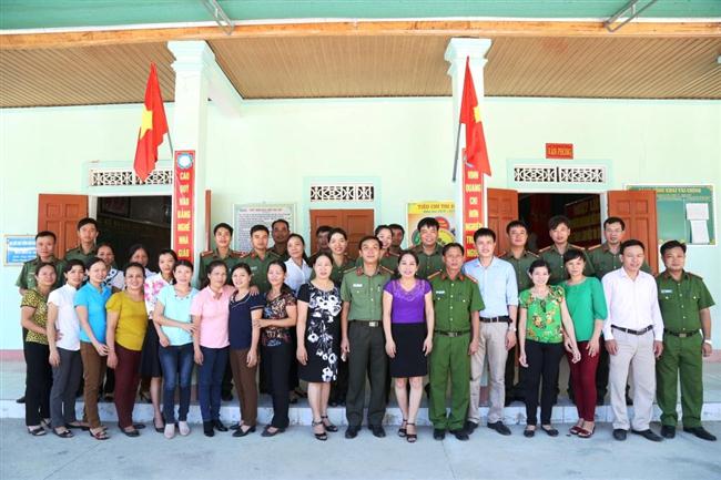 Đoàn chụp ảnh lưu niệm tại trường mầm non Hoa Sơn