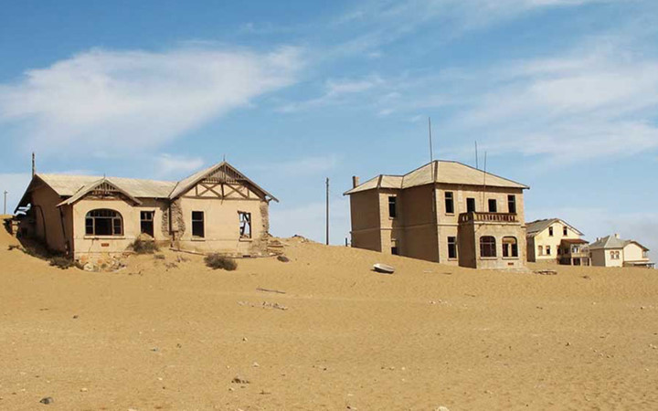 Thành phố sa mạc Kolmanskop từng là mỏ kim cương rất quý ở Namibia. Tuy nhiên, thành phố này hiện được gọi là 