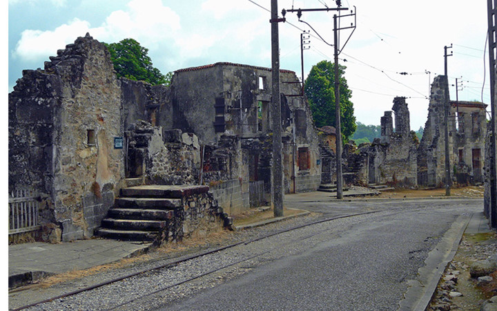 Thành phố Oradour-sur-Glane của Pháp bị bỏ hoang từ năm 1944 sau khi phát xít Đức tấn công và phá hủy cả ngôi làng, giết chết hơn 640 người trong thế chiến thứ 2.