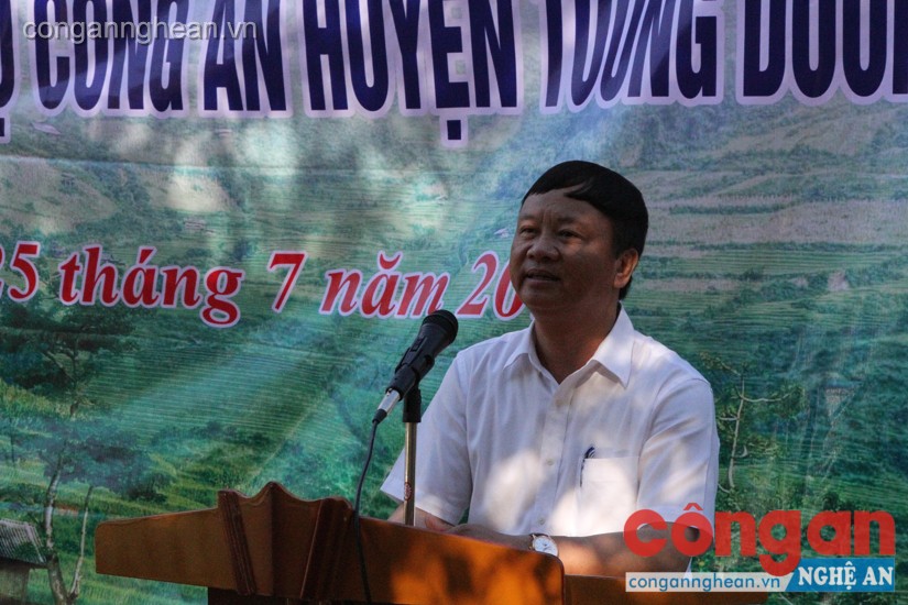 Chứng kiến hoàn cảnh khó khăn của gia đình đồng chí Ninh, thay mặt Huyện ủy, UBND huyện Tương Dương, đồng chí Nguyễn Văn Hải- Chỉ tịch UBND huyện quyết định hỗ trợ thêm 20 triệu đồng cho gia đình