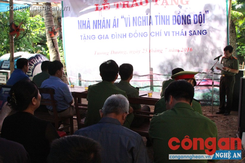 Phát biểu tại lễ khánh thành, bàn giao Nhà nhân ái cho gia đình đồng chí Vi Thái Sang, thay mặt lãnh đạo Công an tỉnh, đồng chí Hò Văn Tứ biểu dương sự cố gắng của Công an huyện, chính quyền địa phương và người dân