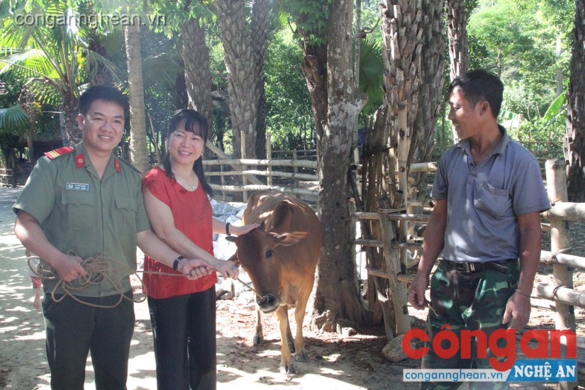 Tại lễ khánh thành nhà cho đồng chí Sang, cá nhân gia đình đồng chí Hồ Văn Tứ- Phó Giám đốc Công an tỉnh và một số cá nhân, bạn bè đã trao tặng con bò để giúp gia đình phát triển chăn nuôi, tăng gia sản 