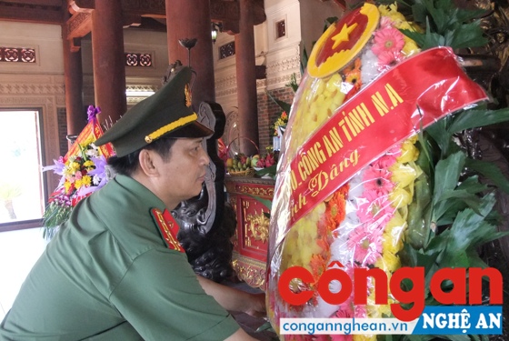 Đồng chí Đại tá Bùi Nguyên Tiến, Trưởng phòng Tham mưu thay mặt đoàn dâng hoa lên anh linh các anh hùng liệt sỹ Thanh niên xung phong tại Khu di tích lịch sử Truông Bồn.