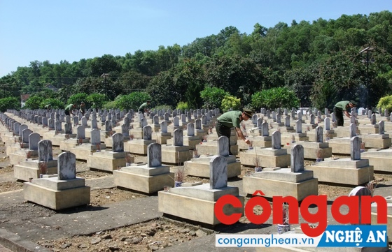 Đoàn dâng hoa, dâng hương tại Nghĩa trang Quốc tế Việt - Lào.