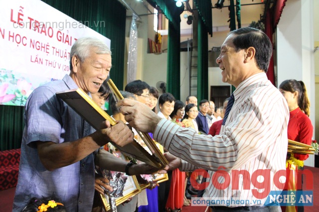 Đồng chí Lê Minh Thông, Ủy viên BTV, Phó Chủ tịch UBND tỉnh trao giải B cho các tác giả đạt giải