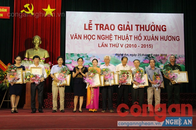 Đồng chí Cao Thị Hiền, Ủy viên BTV, Phó Chủ tịch HĐND tỉnh trao giải A cho các tác giả đạt giải