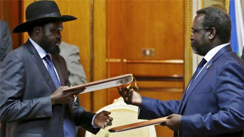 Ông Machar (phải) đã rời khỏi thủ đô Juba sau khi bị cách chức Phó Tổng thống.
