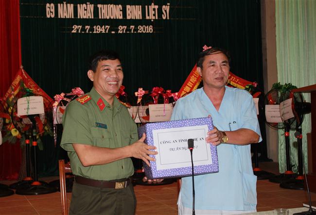 Đồng chí Đại tá Lê Khắc Thuyết, Phó Giám đốc Công an tỉnh tặng quà cho các thương binh