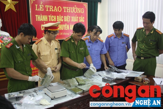 Công an tỉnh Nghệ An cùng Viện Kiểm sát nhân dân tỉnh mở niêm phong, lấy mẫu giám định tang vật trong chuyên án ma túy.