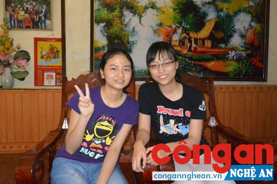 Thủ khoa khối A Trần Quỳnh Trang (phải) và Á khoa Trần Thu Trang