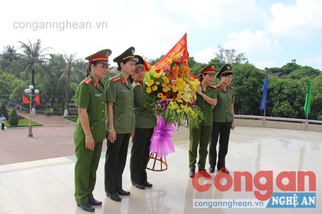 Hội phụ nữ Công an tỉnh dâng lẵng hoa tươi thắm lên đài tượng niệm nghĩa trang liệt sỹ Thành phố.