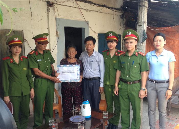 Đội Cảnh sát Bảo vệ Khu di tích Kim Liên tặng quà cho bà Nguyễn Thị Liên, vợ liệt sỹ, xóm 12, xã Nam Giang, Nam Đàn. 