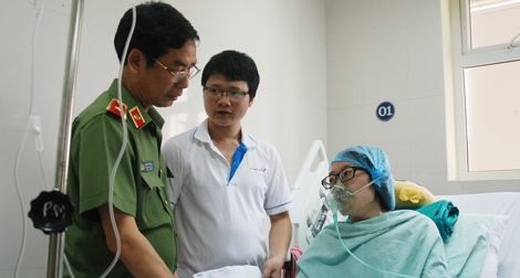 Thiếu tướng Phạm Văn Miên - Tổng biên tập Báo CAND thăm hỏi, động viên Đậu Thị Huyền Trâm.