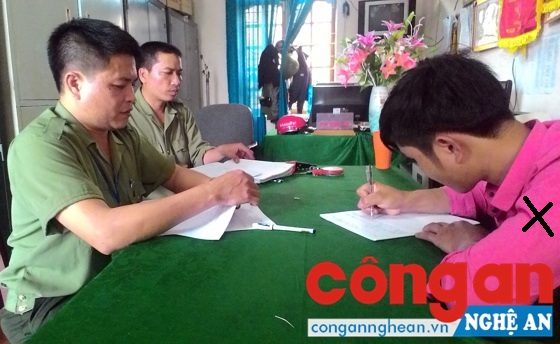 Công an thị trấn Kim Sơn, huyện Quế Phong lấy lời khai đối tượng ma túy (X)