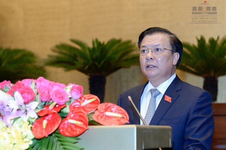 Bộ trưởng Bộ Tài chính Đinh Tiến Dũng trình bày Tờ trình đề nghị Quốc hội phê chuẩn quyết toán NSNN 2014