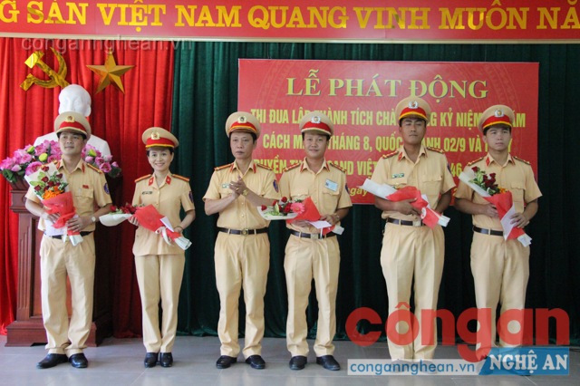 Đồng chí thượng tá Nguyễn Duy Đông - Phó trưởng Phòng tặng hoa, trao thưởng cho 6 cá nhân đạt thành tích xuất sắc trong đợt thi đua cao điểm