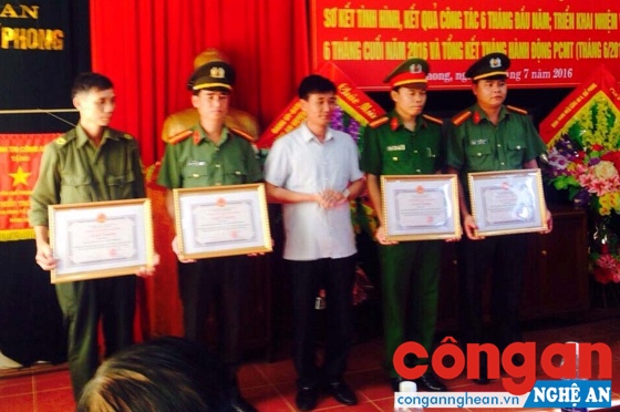 Đồng chí Trương Minh Cương, Phó Bí thư Thường trực Huyện uỷ trao thưởng cho các tập thể, cá nhân đạt thành tích xuất sắc trong phòng, chống tội phạm