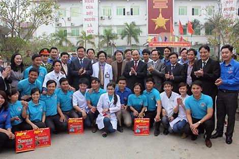 Các đồng chí Nguyễn Xuân Phúc và Đinh La Thăng thăm, tặng quà động viên Đội phản ứng nhanh sơ, cấp cứu TNGT tại Nghệ An (năm 2015).