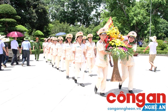 Hội Phụ nữ Công an tỉnh dâng hoa, báo công lên Bác tại Khu di tích Kim Liên, huyện Nam Đàn - Ảnh: Hải Việt