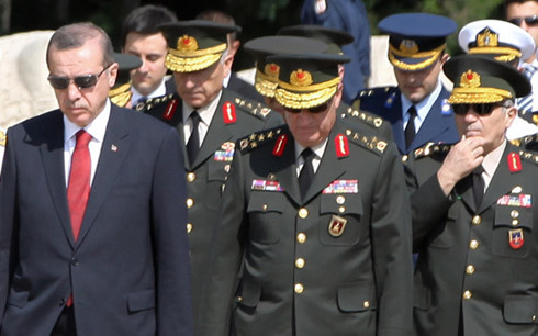 Ông Erdogan (trái) và các tướng lĩnh Thổ Nhĩ Kỳ. Ảnh: AFP.