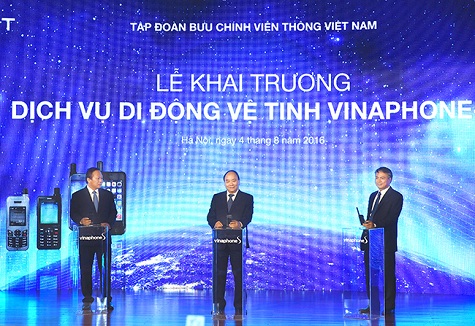 Thủ tướng ấn nút khai trương dịch vụ di động vệ tinh VinaPhone-S. Ảnh: VGP/Quang Hiếu