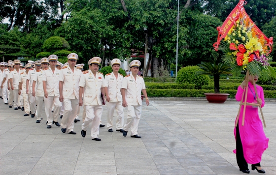 Phòng Cảnh sát Kinh tế Công an Nghệ An dâng hoa báo công lên Bác nhân kỷ niệm 60 năm Ngày truyền thống lực lượng Cảnh sát Kinh tế - Ảnh: Hữu Trọng