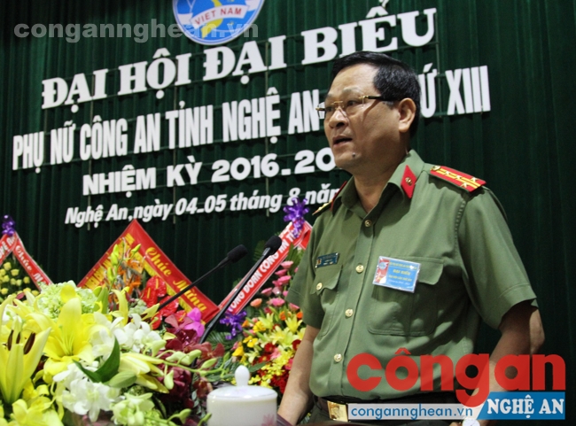 Đồng chí Đại tá Nguyễn Hữu Cầu ghi nhận đánh giá cao những kết quả đạt được của Hội Phụ nữ Công an tỉnh trong 5 năm 2011-2016