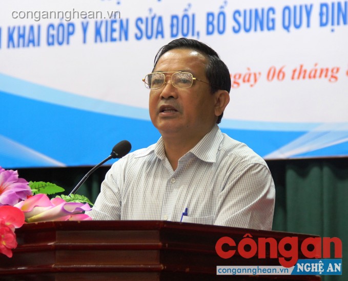 Đồng chí Trần Duy Ngoãn- Chủ tịch Hội Nhà báo tỉnh trực tiếp quán triệt các nội dung về Luật Báo chí 2016 cho các đại biểu