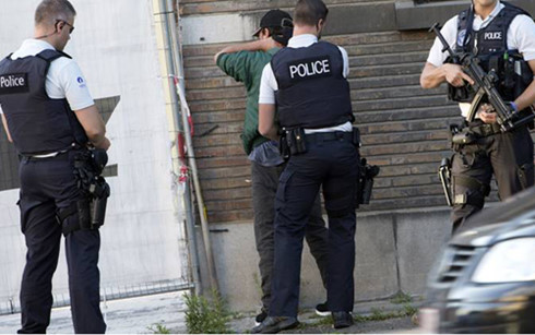 Cảnh sát kiểm tra một đối tượng khả nghi gần trụ sở cảnh sát Charleroi. (Ảnh: AP)