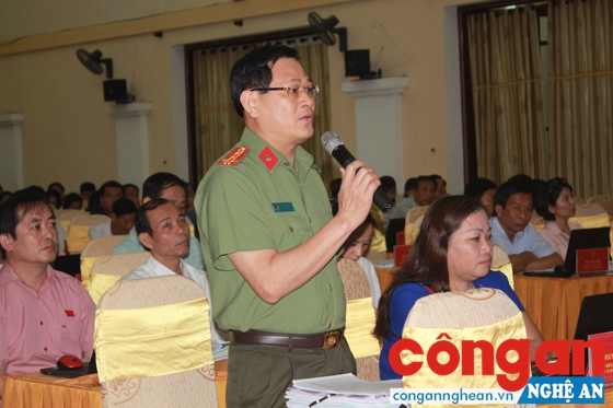 Đồng chí Đại tá Nguyễn Hữu Cầu, UV BTV Tỉnh ủy, Giám đốc Công an tỉnh thẳng thắn trao đổi vấn đề nóng mà cử tri quan tâm.