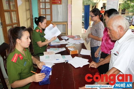 Người dân làm thủ tục cấp đổi CMND tại “Bộ phận một cửa” Công an huyện Yên Thành