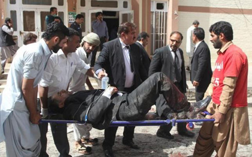 Người bị thương trong vụ đánh bom ở bệnh viện tại thành phố Quetta của Pakistan. (Ảnh: Reuters)