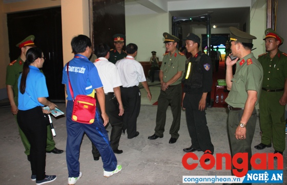 Lực lượng Công an làm nhiệm vụ kiểm soát tại cổng Sân vận động Vinh trong đêm khai mạc Hội khỏe Phù Đổng