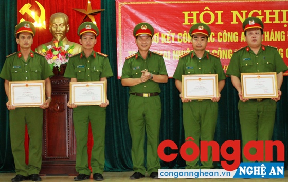 Lãnh đạo Công an huyện Hưng Nguyên khen thưởng các cá nhân có thành tích xuất sắc trong phong trào thi đua