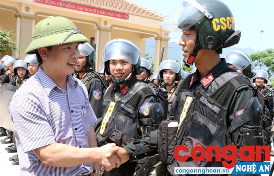 Đồng chí Đặng Quốc Khánh, Ủy viên dự khuyết BCHTW Đảng, Chủ tịch UBND tỉnh thăm, kiểm tra lực lượng thường trực chiến đấu, đảm bảo ANTT
