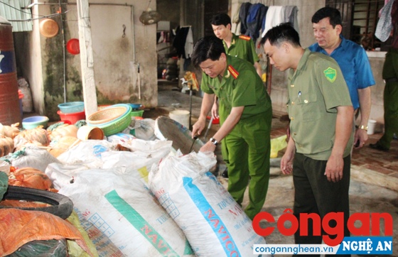 Cảnh sát Môi trường Công an Nghệ An phát hiện, bắt giữ hàng tấn măng bẩn tại một cơ sở chế biến ở TP Vinh - Ảnh: Đình Hưng