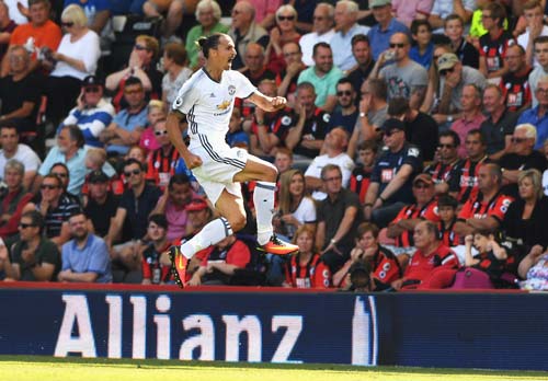 Ibrahimovic ghi bàn trong trận đầu tiên tại Premier League.