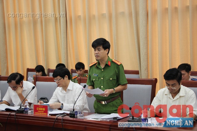 Đồng chí Thượng tá Nguyễn Đức Hải - Phó Giám đốc Công an tỉnh, báo cáo công tác PCTP, PCTN